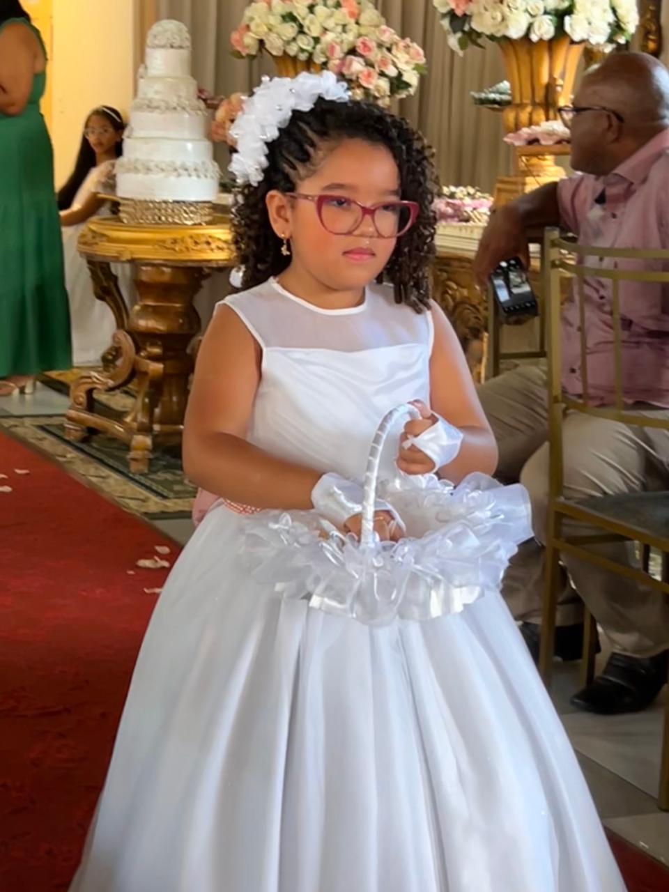 Daminha de 9 anos Florista vestido  prata em um cerimônia casamento elegante