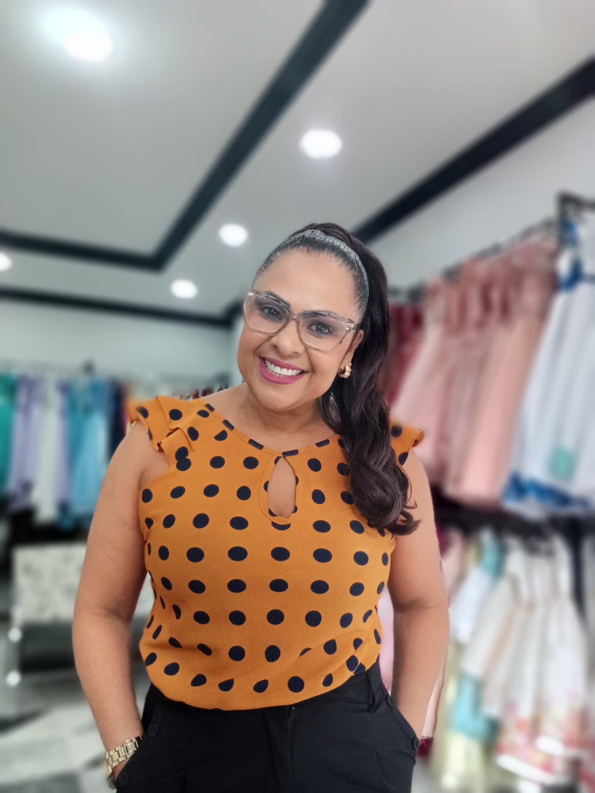 Vendedora, atendente com sorriso maravilhoso para melhor lhe atender.