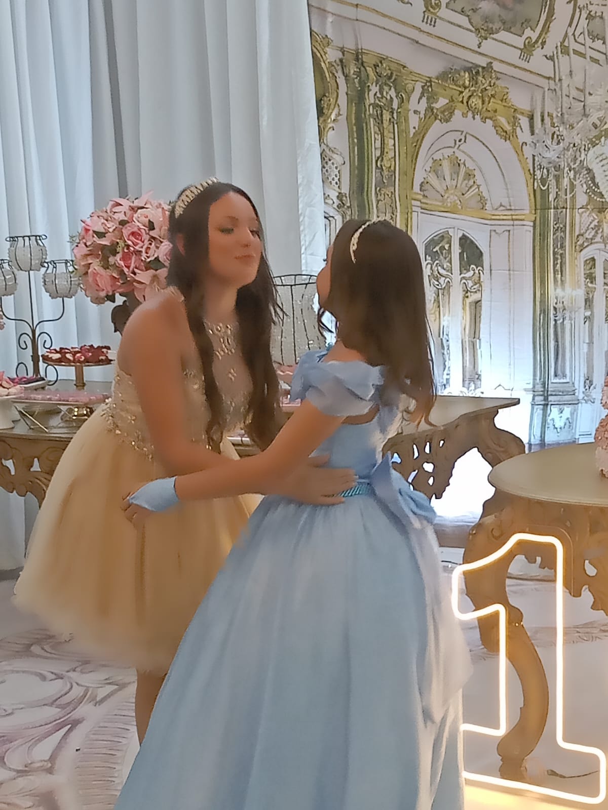 daminha com vestido rodado azul bebe, e a madrinha com vestido cor creme rodado em alto estilo.
